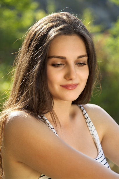 爱幻想又快乐的黑发姑娘图片下载