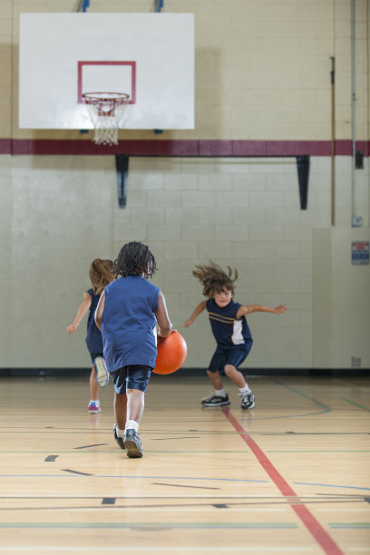 孩子们打篮球图片下载
