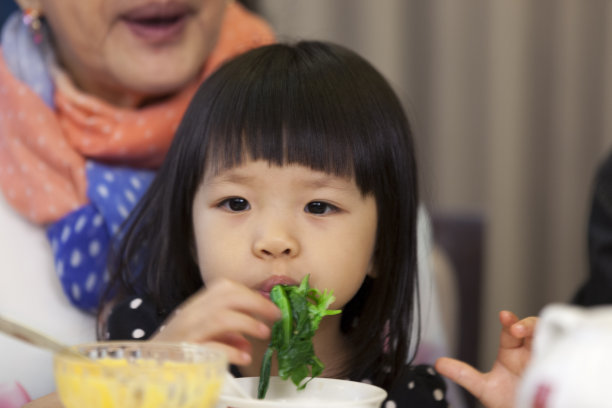 一个亚洲家庭庆祝生日素材图片