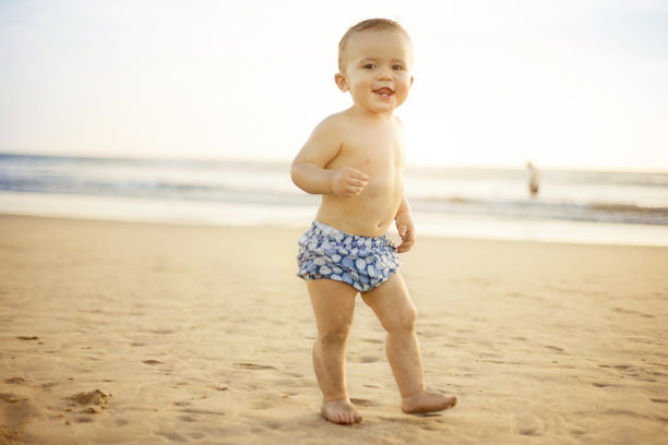 海滩上的宝贝图片下载