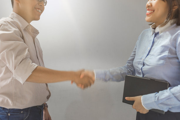 微笑握手是商业合作的好迹象图片下载