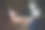 少女在床上用智能手机发邮件图片下载