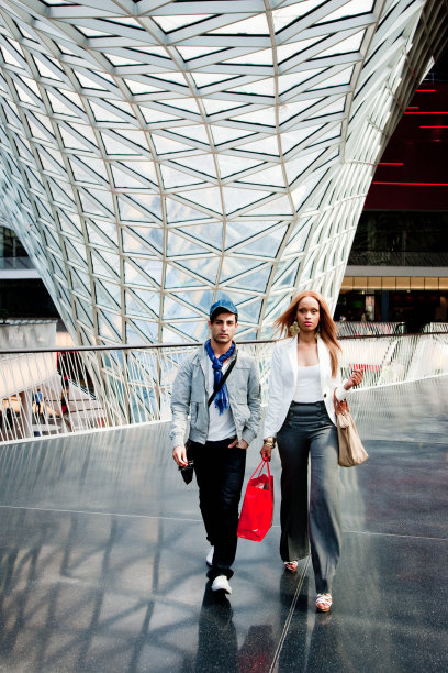 购物夫妇在城市购物中心散步图片下载