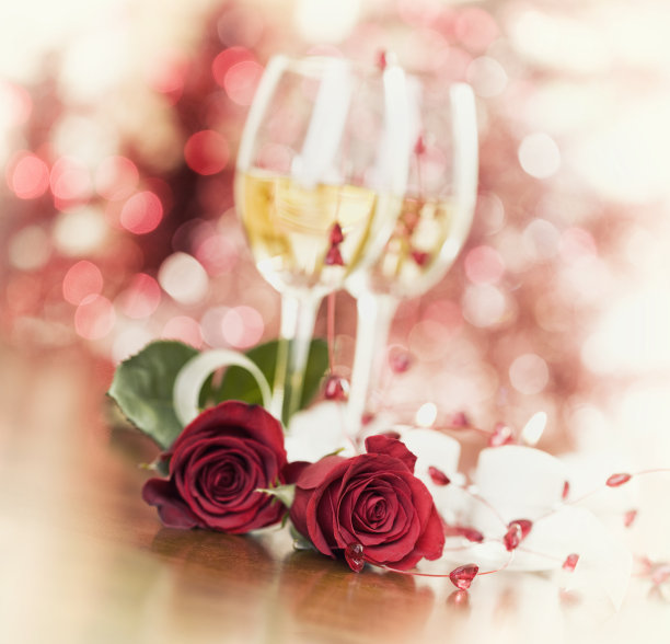 情人节的葡萄酒和玫瑰图片下载