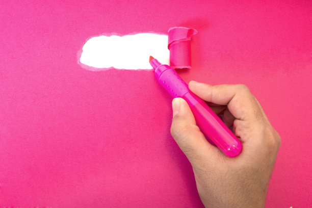 女人的手在撕纸上写字图片下载