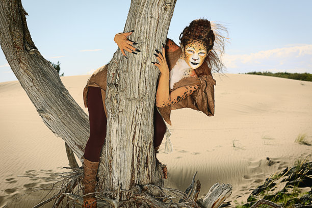 树上的豹女郎图片下载