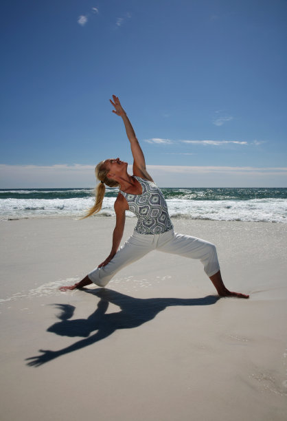 沙滩瑜伽在沙滩上投下凉爽的阴影图片下载