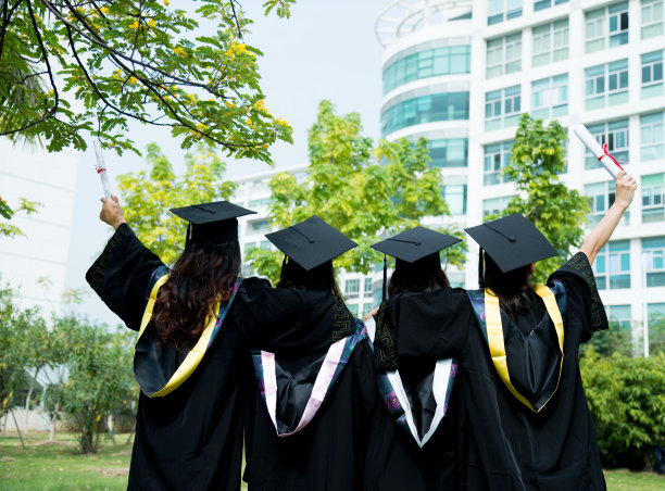 校园里有四名女毕业生图片下载