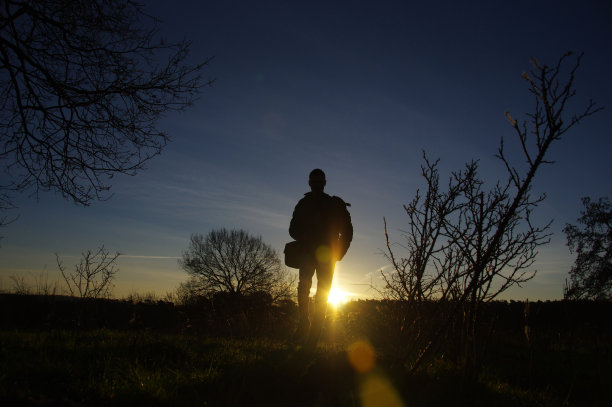 摄影师走在荒野上图片下载