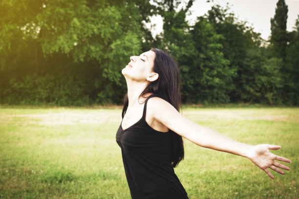 公园里的黑发女人图片下载