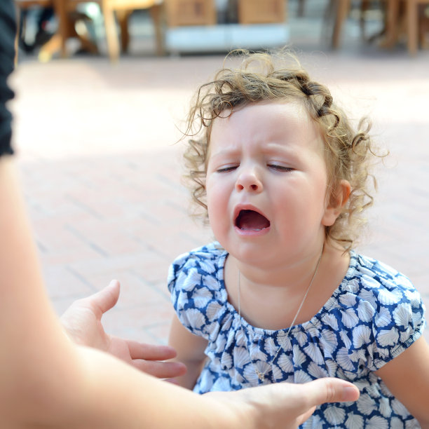 哭泣的女孩图片下载