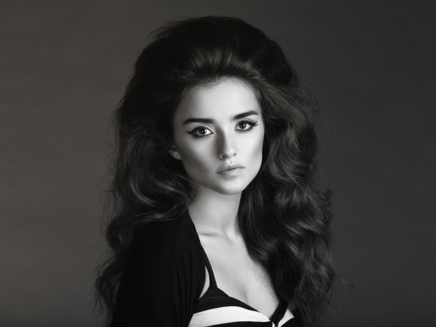 卷发美女图片下载