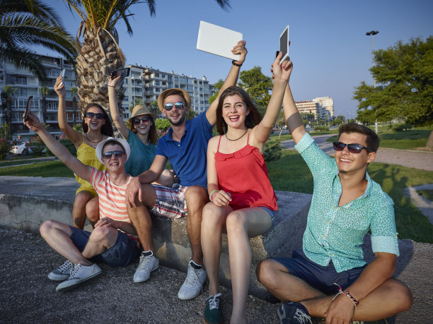 年轻的朋友们在城市公园里捡药片图片下载