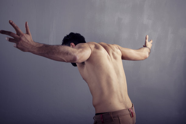 有力的男人张开双臂图片下载