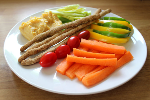 健康午餐，生蔬菜，面包棒，鹰嘴豆泥，胡萝卜，西红柿，芹菜，辣椒图片下载
