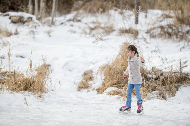 可爱的女孩在池塘上滑冰图片下载