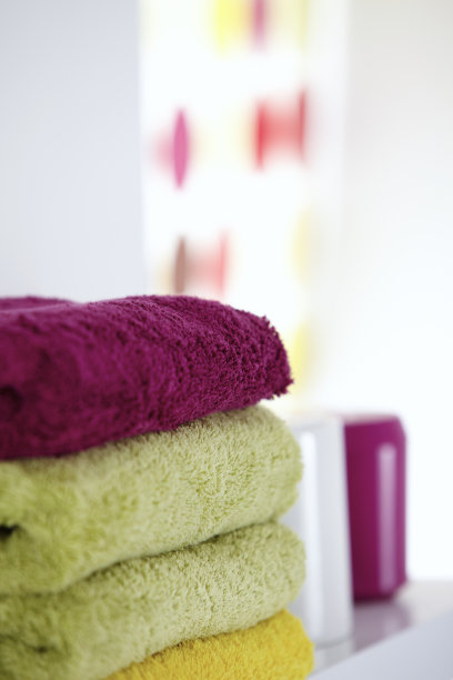 浴室里五颜六色的棉毛巾图片下载