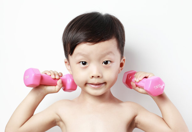 可爱的小男孩举重图片下载