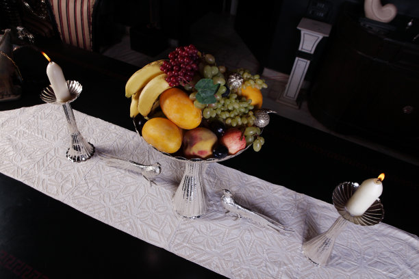 餐桌上的水果盘配有芒果、香蕉、葡萄、桃子图片下载