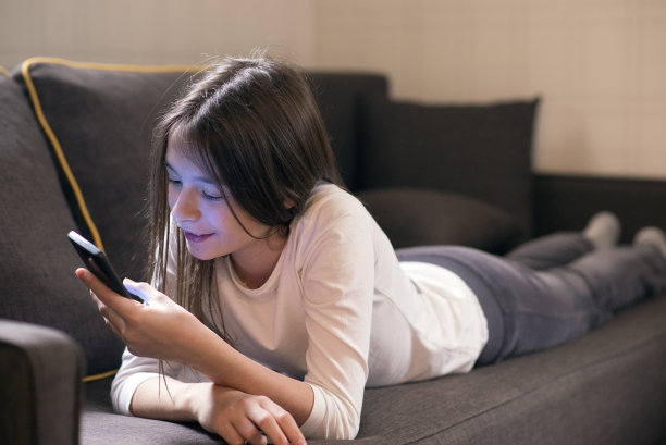 小女孩在智能手机上调情图片下载