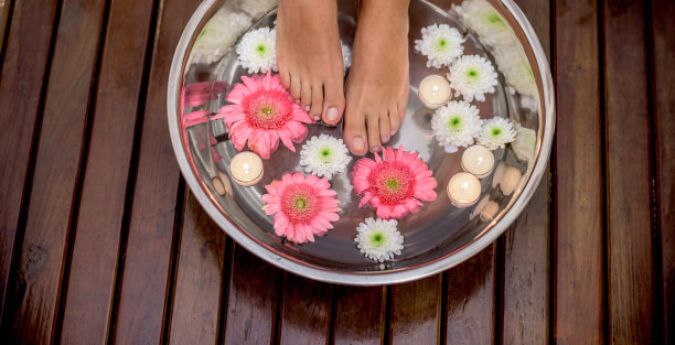 在水疗中心做足底按摩的女人素材图片