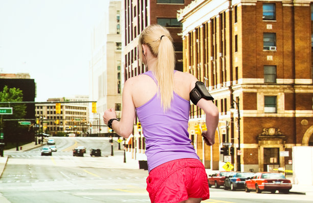女人在城市里奔跑图片下载