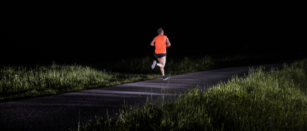 男子在公园慢跑图片下载