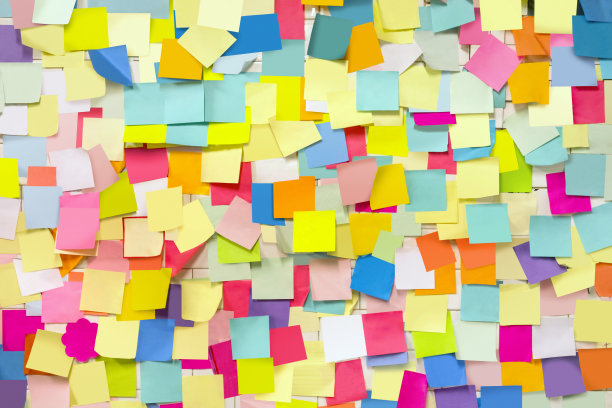 贴满不干胶便条纸的墙素材图片