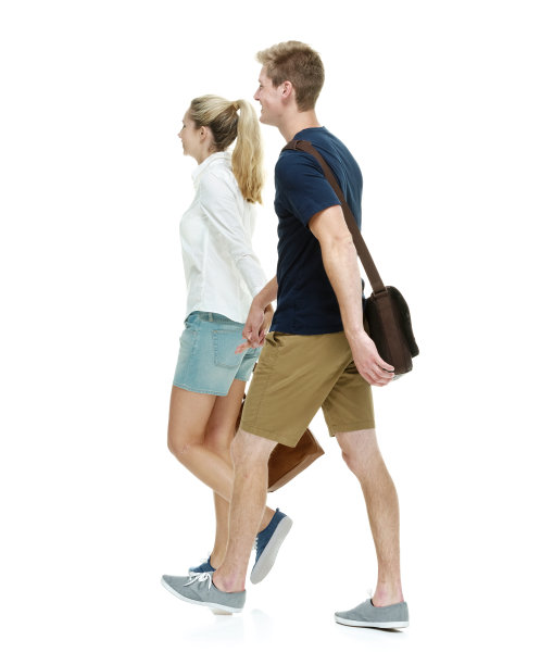 两个学生微笑着走着图片下载