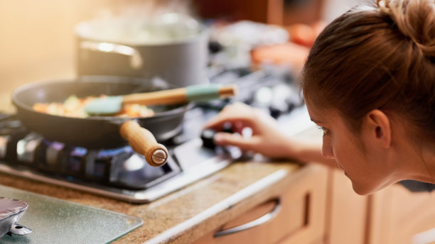 密切注意，以免她把食物烧焦图片下载