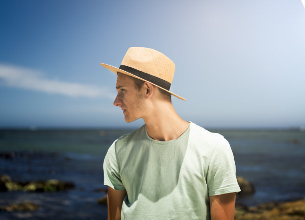 暑假期间，一个年轻人在海滩上图片下载