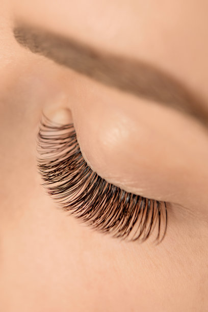 闭上眼睛的女人图片下载