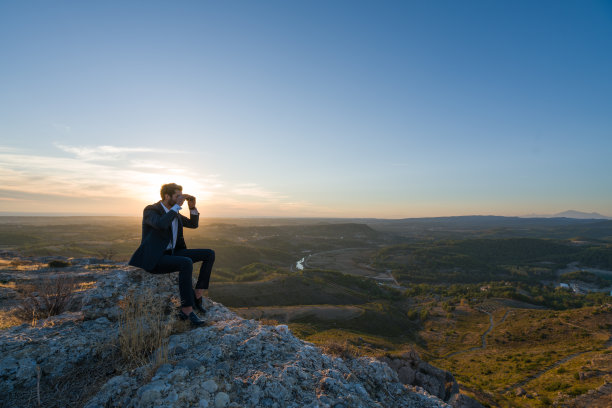 商人的自由在高山之巅图片下载