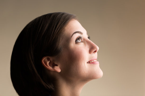 年轻女子抬起头图片下载