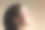 年轻女子抬起头图片下载