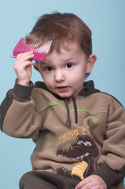 梳头的男孩图片下载