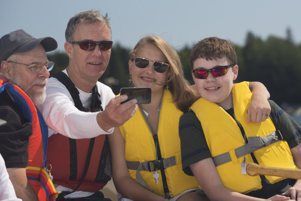 划船时集体自拍图片下载