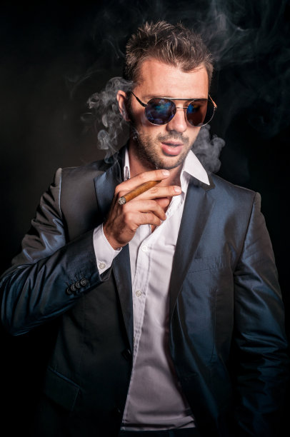 男人雪茄图片下载