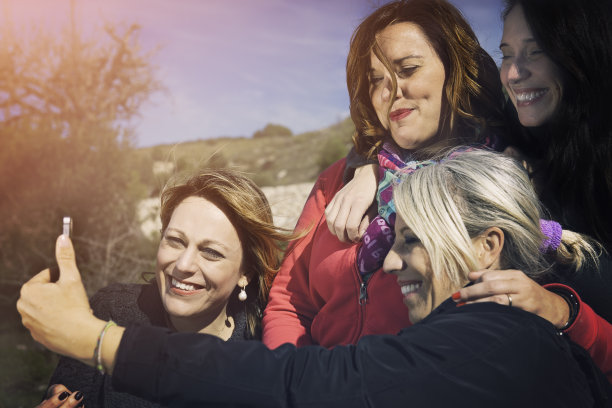 一群女性朋友在自拍图片下载