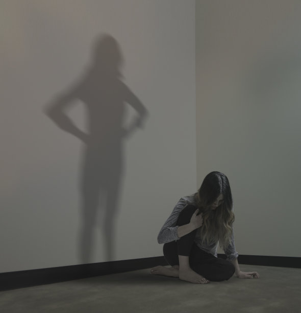 女人的影子就是自信和勇敢图片下载