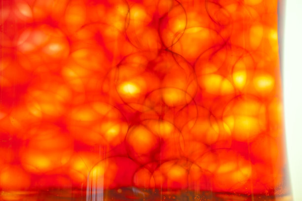 瓶中红色降色，配圆形水珠。图片下载