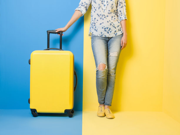 女士站在手提箱旁边素材图片