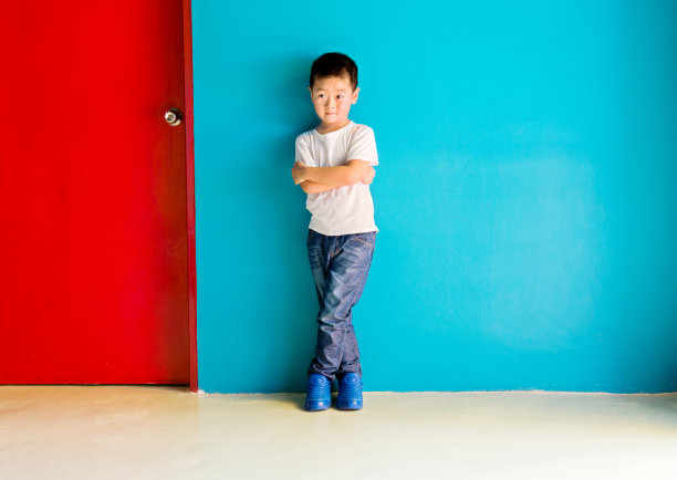 中国小男孩靠在墙上图片下载