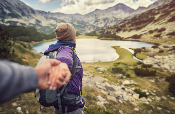 跟我来。年轻女子在徒步旅行活动中指路图片下载