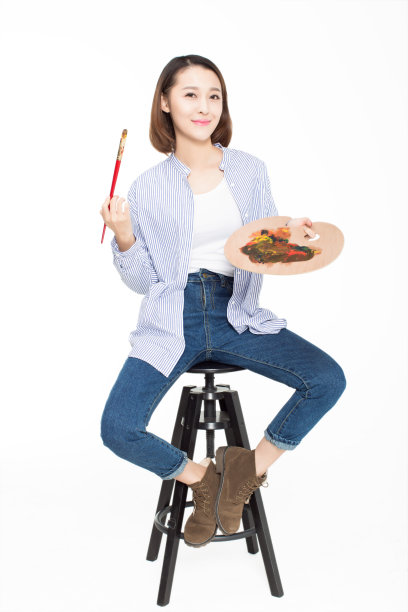 年轻美丽的画家拿着调色板构思一幅画图片下载