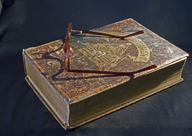 圣经和眼镜图片下载