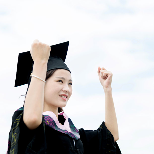 快乐的女研究生图片下载