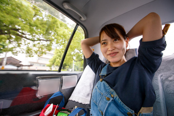 年轻的微笑女子移动到目的地出租车图片下载
