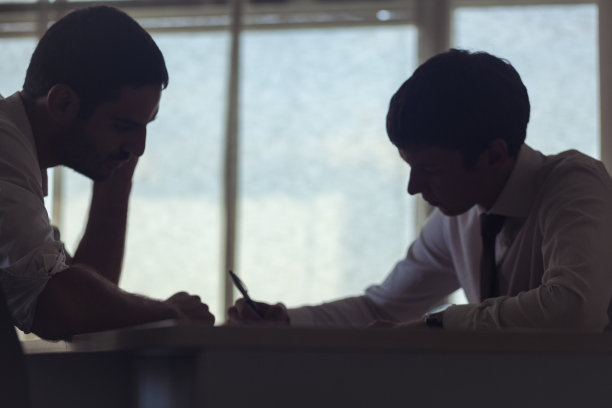 两个忙碌的办公室职员，剪影图片下载