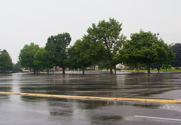 雨中空空的停车场图片下载